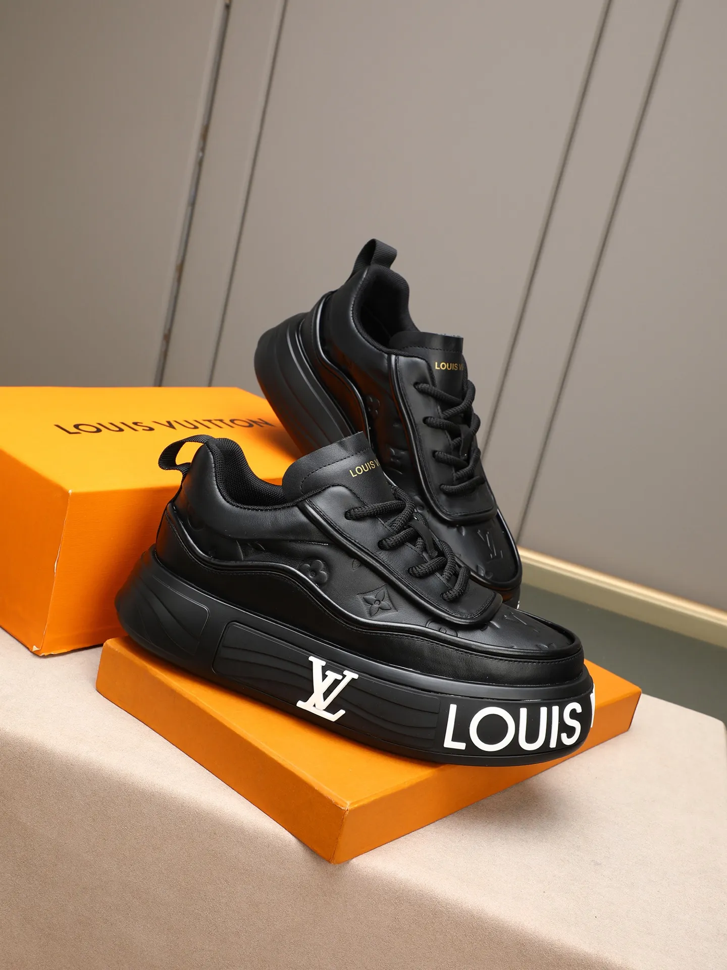 Men's men's shoes 💰560 LV are fashionable and fashionable, and the uppers are made of imported cowhide embossing! Super trendy design! It’s eye-catching! The leather is soft, delicate, shiny and translucent, showing the ultimate in pure handcraftsmanship, and the mesh is soft, comfortable and breathable! Size: 39-44 (38 45 customized)